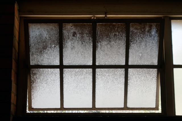 Poor Ventilation and Condensation on Water Damage in Bedroom Ceilings